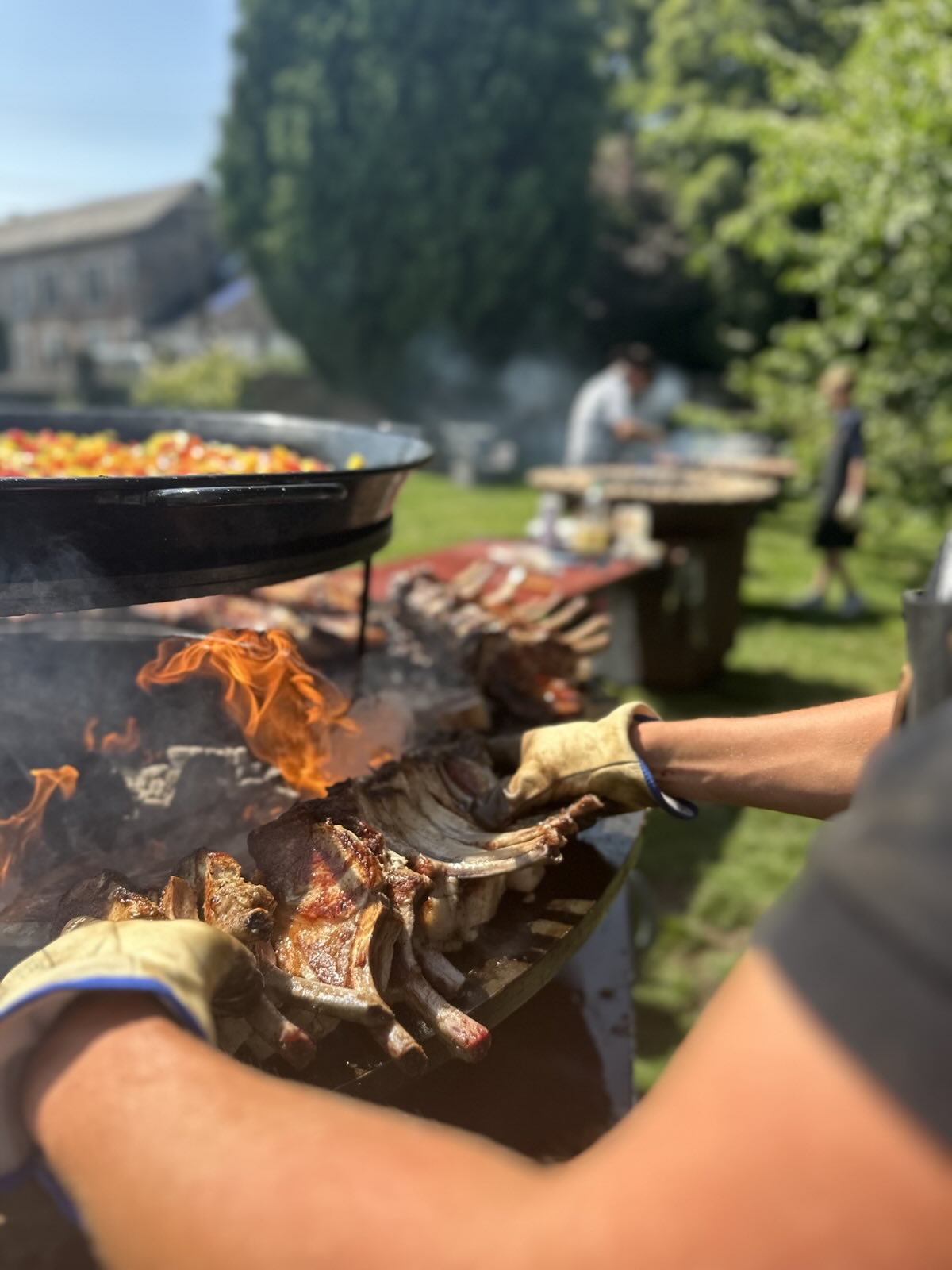 Convives autour du feu