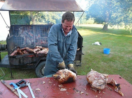 Découpe du cochon à la broche au feu de bois — La Flambée