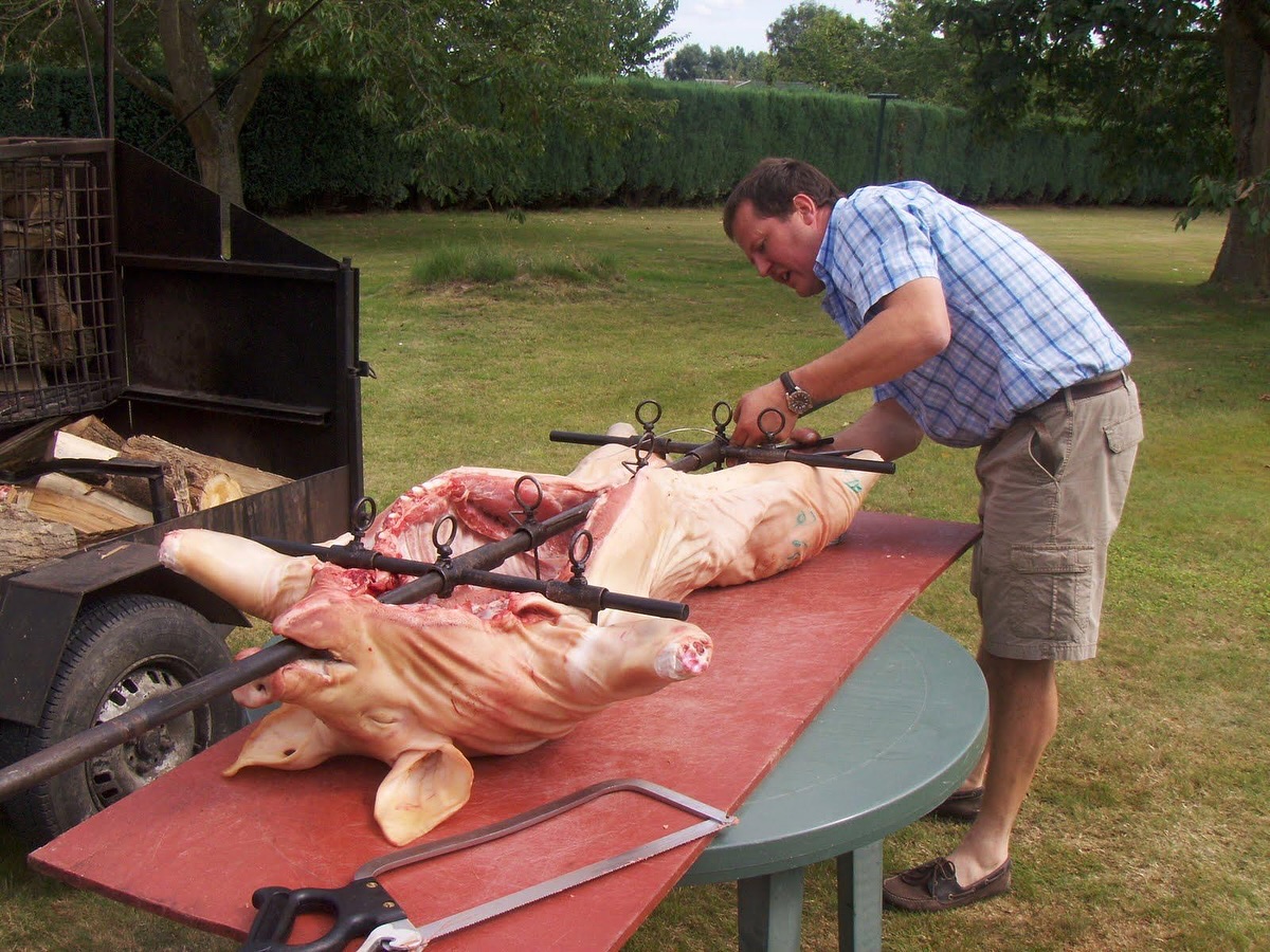 Préparation du cochon à la broche — La Flambée