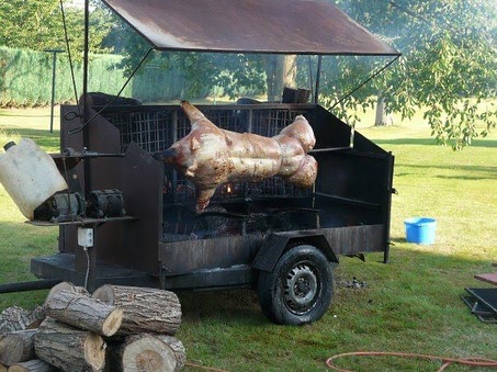 Cochon entier à la broche — La Flambée